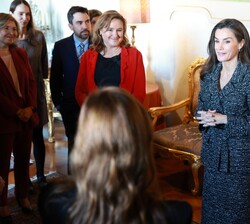 Doña Letizia conversa con el personal de la F.A.O. que asiste al encuentro